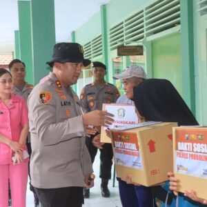 *Kapolres Probolinggo Salurkan Bantuan untuk Warga Terdampak Banjir di Tiris*