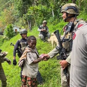 *Patroli Humanis Satgas Ops Damai Cartenz di Kampung Apom Kiwirok, Pererat Kedekatan dengan Warga*
