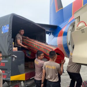 *Polri Kembali Saluran 2,1 Ton Bantuan Logistik Ke Aceh Tengah*