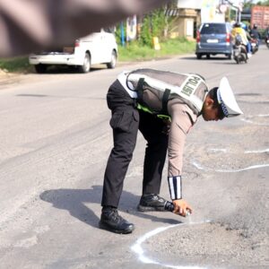 *Jelang Nataru, Polres Gresik Tandai Jalan Berlubang Untuk Keselamatan Pengendara*