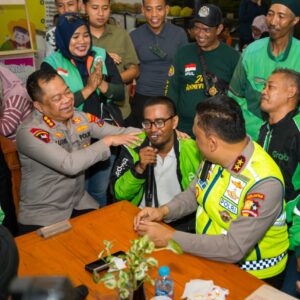 *Kakorlantas Ngopi Bareng Driver Ojol Surabaya Sampaikan Pesan Kapolri*