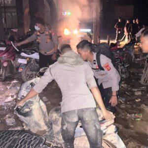 *Personel Polri Bersihkan Lumpur dan Sampah Pascabanjir di Jalan Lintas Aceh Tamiang*