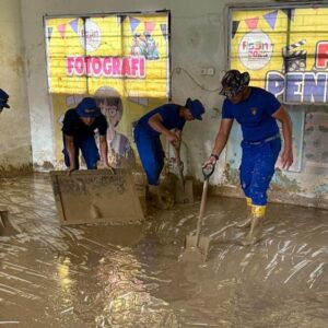*Korpolairud Baharkam Polri Lakukan Normalisasi Sekolah Terdampak Lumpur di Padang Pariaman*