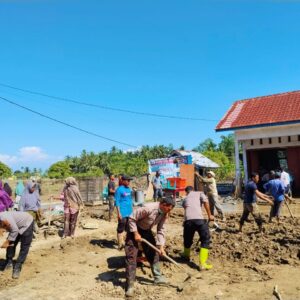 *Polri dan Warga Bersinergi Pulihkan Pascabanjir di Pidie Jaya*