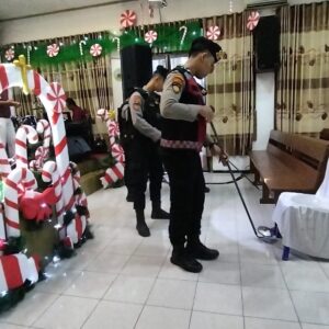 *Polres Bojonegoro Lakukan Sterilisasi Gereja Jelang Ibadah Natal*