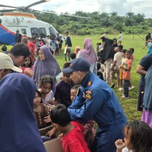 *Pilot dan Kru Helikopter Salurkan Amanah Al-Qur’an untuk Anak-Anak Terdampak Banjir di Aceh Tamiang*