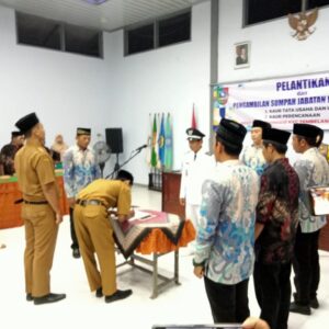 Pelantikan dan Pengambilan Sumpah Jabatan Kaur Perencanaan dan Kaur Tata Usaha dan Umum Desa Rejosopinggir Kecamatan Tembelang Kabupaten Jombang.