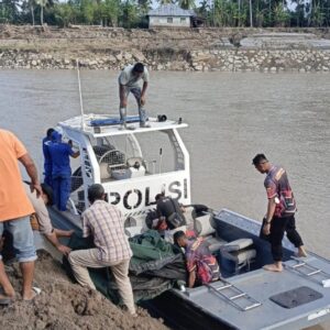 Polri Siagakan Swam Boat di Kutablang Bireuen, Bantu Mobilitas Warga Pascabencana