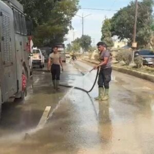 Minimalisir Debu Pasca Banjir, Polri Lakukan Pembersihan dan Penyiraman Jalan Protokol Aceh Tamiang