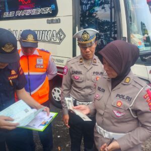 *Polres Probolinggo Gelar Ramp Check Gabungan Angkutan Pariwisata Nataru 2025–2026*