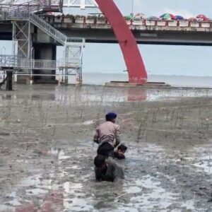 Respons Cepat Dit Polairud Polda Jatim Selamatkan Dua Anak Terjebak Lumpur di Wisata Kenjeran