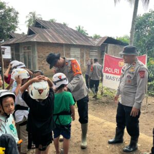 *Trauma Healing Polri Hadirkan Flying Fox untuk Kembalikan Senyum Anak-Anak Terdampak Bencana di Kayu Pasak*