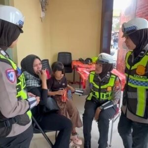 *Kesigapan Polisi di Magetan Temukan Anak Terpisah dari Orang Tuanya di WisataTelaga Sarangan*