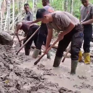 *Di Tengah Lumpur dan Harapan, Polri Bersama Warga Buka Akses Jalan Kampung Setie Pascabencana*