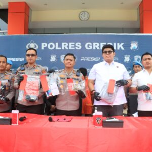 *Polres Gresik Beri Tindakan Tegas Terukur Tiga Anggota Gangster*