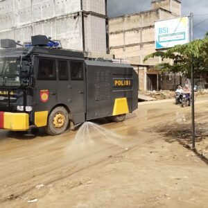 *Water Cannon Disemprotkan di Jalan Lintas Aceh Selatan, Polri Minimalisir Debu Pasca Banjir*