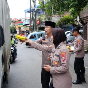 *Jumat Berkah, Polsek Taman Berbagi Makanan di Jalan Raya Wonocolo Sidoarjo*
