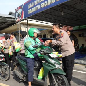 *Polisi Peduli : Kapolres Mojokerto Kota Silaturahmi Salurkan Bantuan Sosial untuk Ojol dan Tukang Becak*