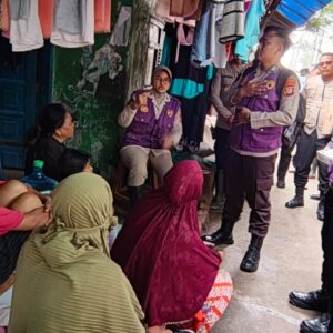 Tim Trauma Healing Polri Bersama Relawan UI Hadir Bersama Warga Pascabanjir di Cilincing