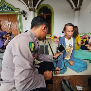 Polri “All Out” Evakuasi, Hadirkan Randurlap dan Patroli Kesehatan Door to Door untuk Korban Banjir Karawang