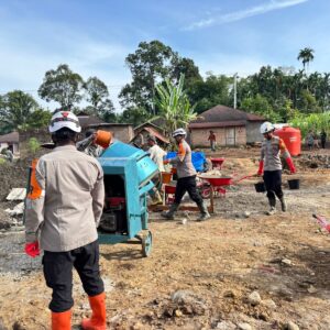 Tim SAR Resimen II Pas Pelopor Normalisasi Sungai dan Dukung Pembangunan Huntara di Agam