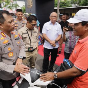 *Bazar Ranmor Polrestabes Surabaya Bikin Senyum Sumringah Korban Curanmor*