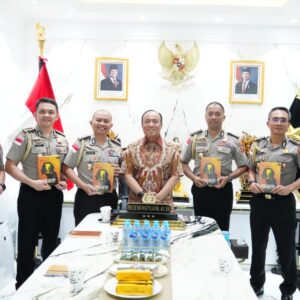 Lewat Buku, Wakapolri Titipkan Pesan Penting Pemberantasan TPPA–PPO kepada 5 Calon Atase dan Staf Teknis Polri
