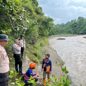 *Polres Bondowoso Terjunkan Personel Pencarian Korban Hanyut di Sungai Sampeanbaru*