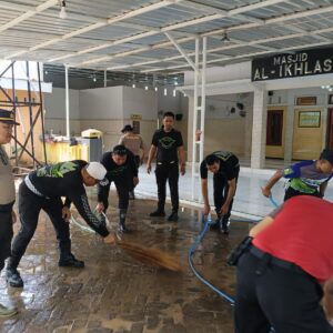 *Polres Situbondo Bersihkan Fasum Terdampak Banjir Bandang di Desa Kalianget*