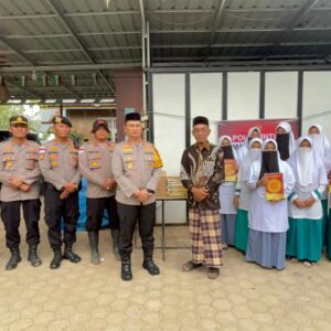 *Polri Salurkan Bantuan Al-Qur’an kepada Pesantren Terdampak Banjir*