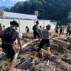 Pulihkan Pasca-Banjir Bandang, Tim SAR Resimen II Pasukan Pelopor Bersihkan Sungai di Agam