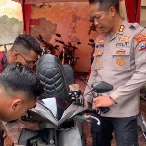 *Polrestabes Surabaya Berbagi Alarm Motor Gratis Cegah Curanmor dari Hulu*