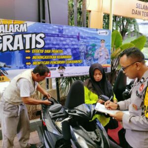 *Pasang Alarm Gratis di Polsek Wonocolo Sepuluh Pendaftar Pertama Diberi Bonus Buah Durian*
