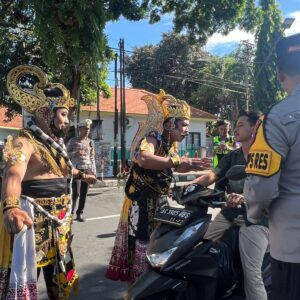*Unik..! Polres Blitar Kota Terjunkan Gatotkaca dan Werkudara Sosialisasikan Ops Keselamatan Semeru 2026*