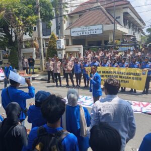 *Polres Lamongan Berikan Pelayanan Humanis, Aksi Unjuk Rasa PC PMII di DPRD Kondusif*