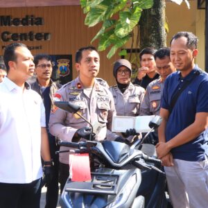 *Polres Ngawi Tuai Apresiasi, Ungkap Curanmor dan Kembalikan Motor ke Pemiliknya Gratis*