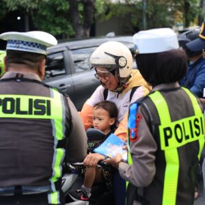 *Polres Gresik Gencarkan Edukasi Keselamatan, Pengguna Jalan Tertib Dapat Cokelat*