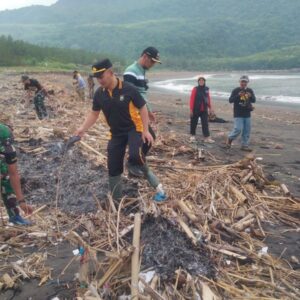 *Peduli Lingkungan Jajaran Polres Jember Bersih-bersih Pantai Puger*
