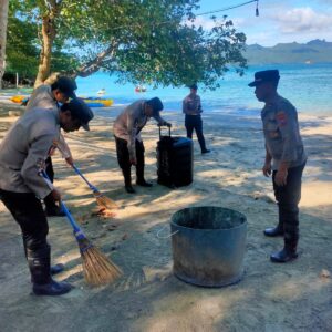 *Gotong Royong Polres Trenggalek Bersihkan Area Pantai Mutiara Watulimo*