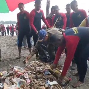 Pusdik Brimob Gelar Aksi Bersih Pantai Pasir Putih Situbondo, Tindak Lanjuti Arahan Presiden RI