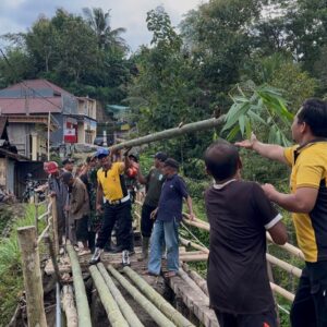 *Polres Ponorogo Perbaiki Jembatan Darurat, Akses Dua Desa di Ngebel Kembali Normal*