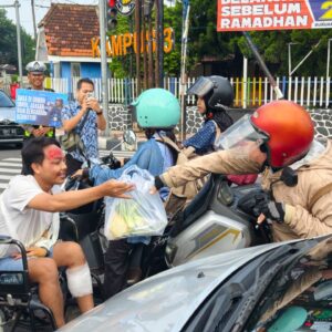*Polres Blitar Kota Edukasi Pengguna Jalan di Operasi Keselamatan Semeru Dengan Berbagi Sayur*