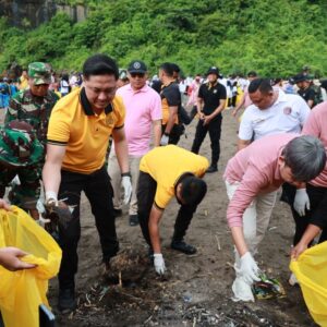 *Polres Jember Laksanakan Gerakan Indonesia Asri Bersihkan Pantai Watu Ulo*