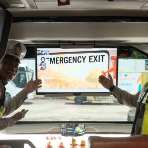 *Polres Malang Sosialisasikan Tertib Lalin Melalui Program Polantas Menyapa di OPS Keselamatan Semeru*
