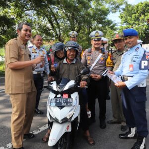 *Polres Magetan Berbagi Bunga dan Es Krim di Operasi Keselamatan Semeru 2026*