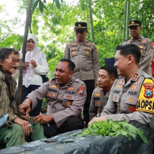 *Polri Peduli : Polres Jember Evakuasi Kakek Tuna Wisma dari Hutan Jubung*