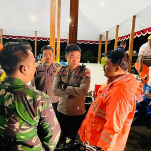 *Polres Jember Evakuasi Korban Banjir di Rambipuji Pastikan Bantuan Tersalurkan*