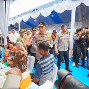 Tinjau Hunian Sementara Korban Bencana di Tapteng, Kapolri-Ketua Komisi IV Salurkan 16 Truk Bantuan KemanusiaanJatim ,