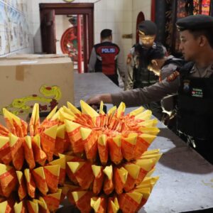 *Polres Pelabuhan Tanjungperak Sterilisasi Klenteng Jelang Perayaan Imlek*