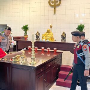 *Polres Lumajang Lakukan Sterilisasi Vihara Jelang Perayaan Imlek*